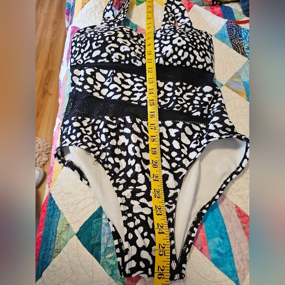 Carmen Marc Valvo Black and White One Piece Swim Suit Women's Size 10 NWOT - Picture 3 of 7
